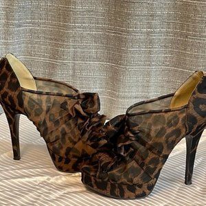 ⭐️⭐️Cathy Jean size 6 1/2 Leopard bootie.  Cute ruffle detail on the front.  ⭐️⭐